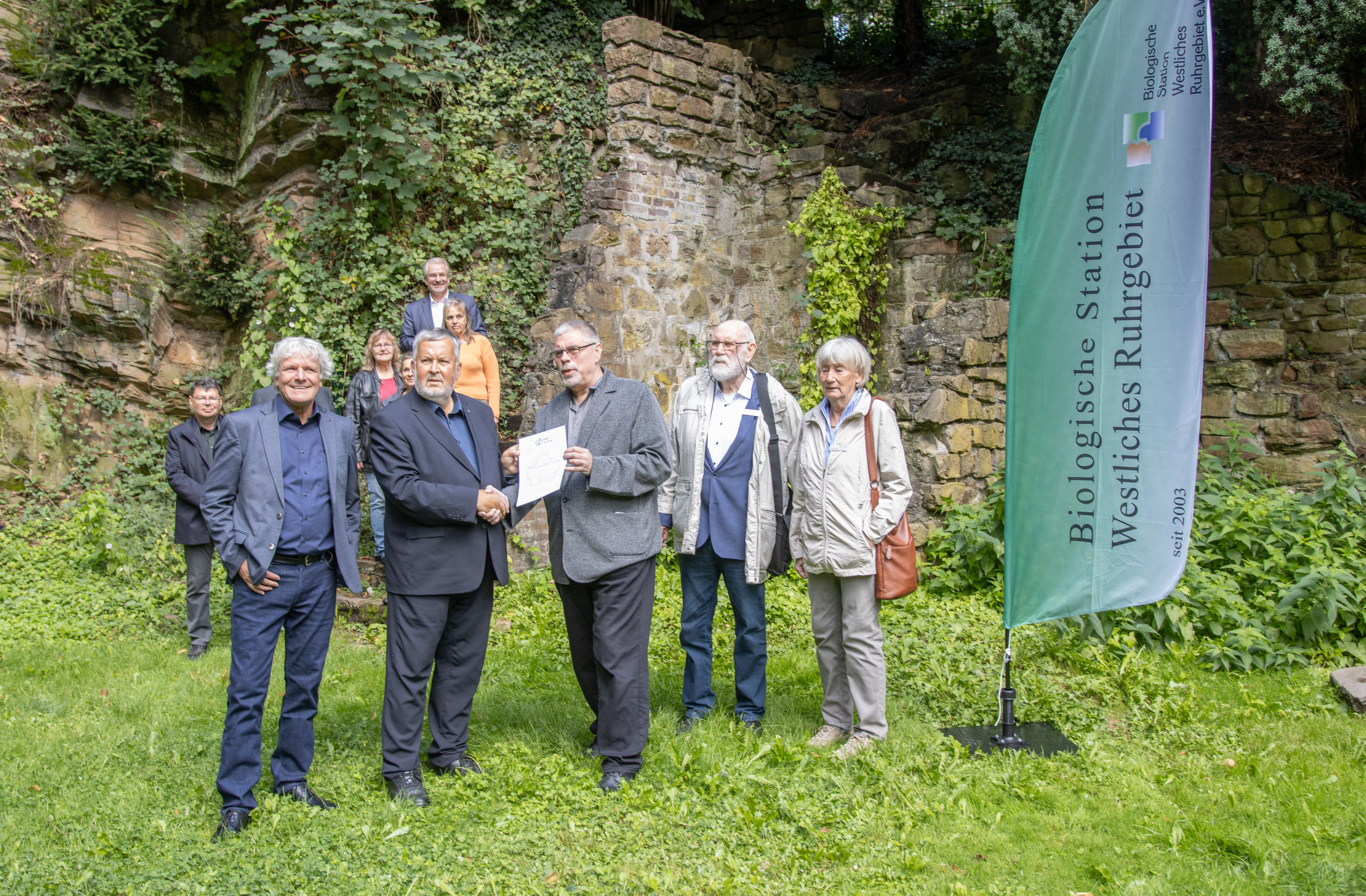 Karl Peter Brendel, Vorstandsmitglied der NRW-Stiftung, überreicht im Beisein von Marc Buchholz, Oberbürgermeister von Mülheim an der Ruhr, die Förderurkunde an Hans-Jürgen Fey, den Vorsitzenden des Trägervereins der Biologische Station Westliches Ruhrgebiet e. V. und Dr. Peter Keil, den Geschäftsführer der Biologischen Station Westliches Ruhrgebiet.